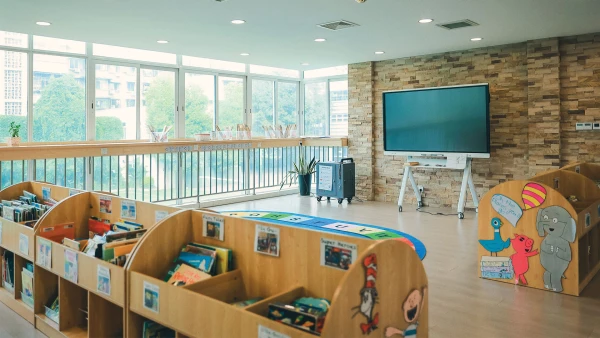 chengdu international school early childhood center library with children's books