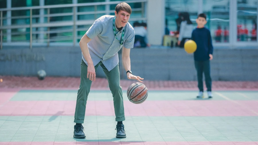 playing basketball outside chengdu international school admissions office